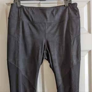 Athleta Contender Mesh Capris black palm L